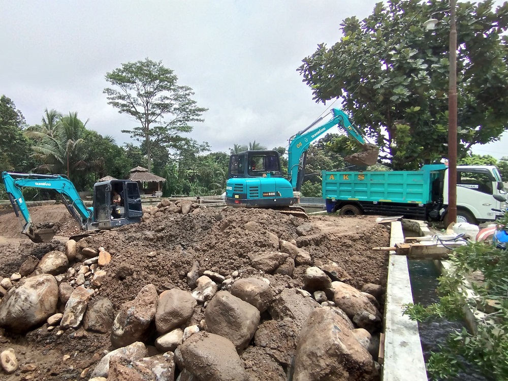 Jasa buang tanah dengan menggunakan alat berat